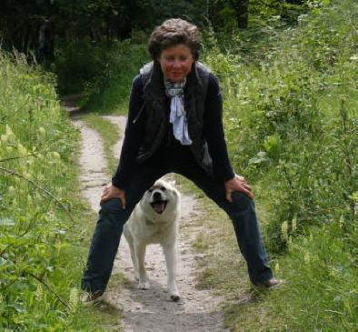 hond door benen